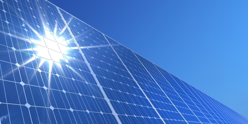 Sunshine on solar panels. (Photo: NTB scanpix)